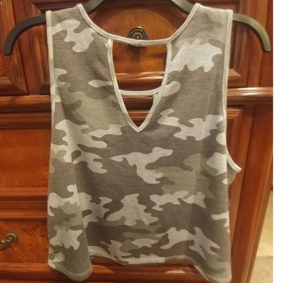 Two piece tresica camo short set. - Picture 3 of 5